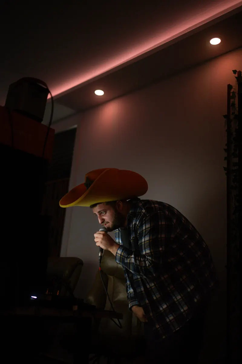 Animateur Gruber Esports au micro pendant un &eacute;v&eacute;nement en direct