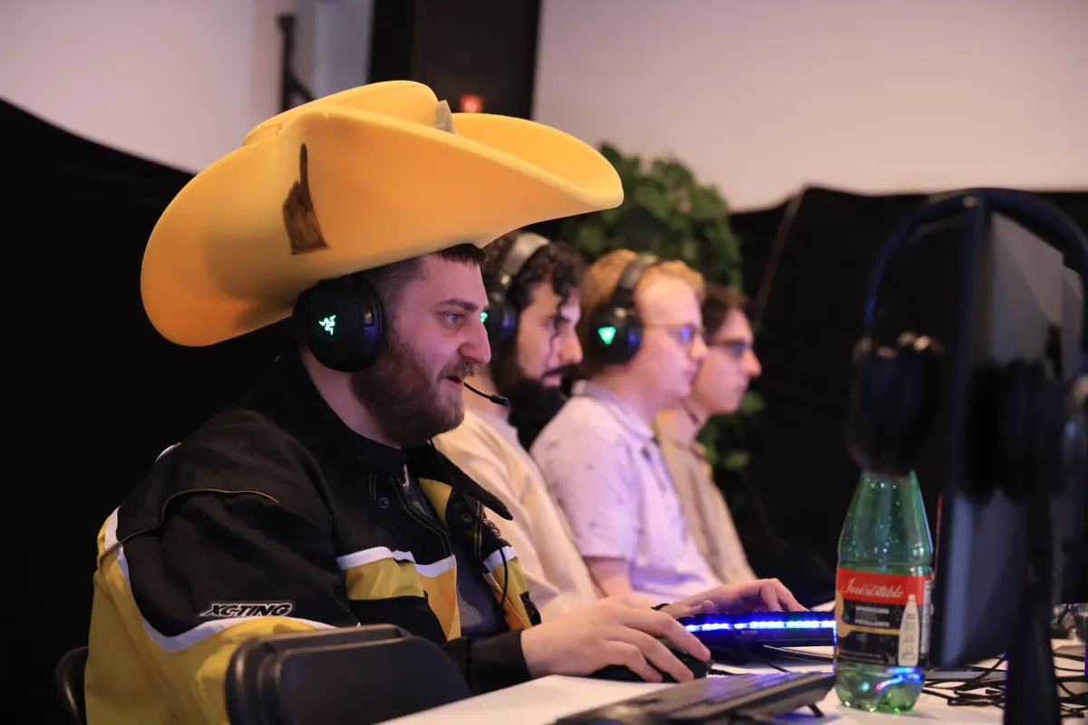 Joueurs utilisant de l'&eacute;quipement de commanditaires lors d'un &eacute;v&eacute;nement Gruber Esports