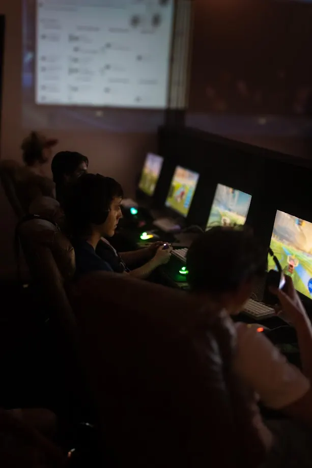 Joueurs concentr&eacute;s pendant une session de tournoi en soir&eacute;e