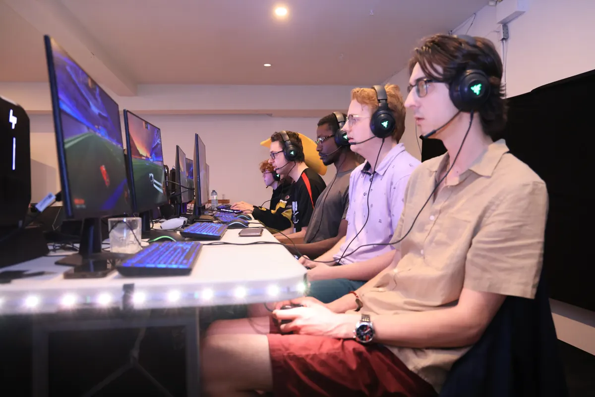 Joueurs c&ocirc;te &agrave; c&ocirc;te lors d'un tournoi Gruber Esports